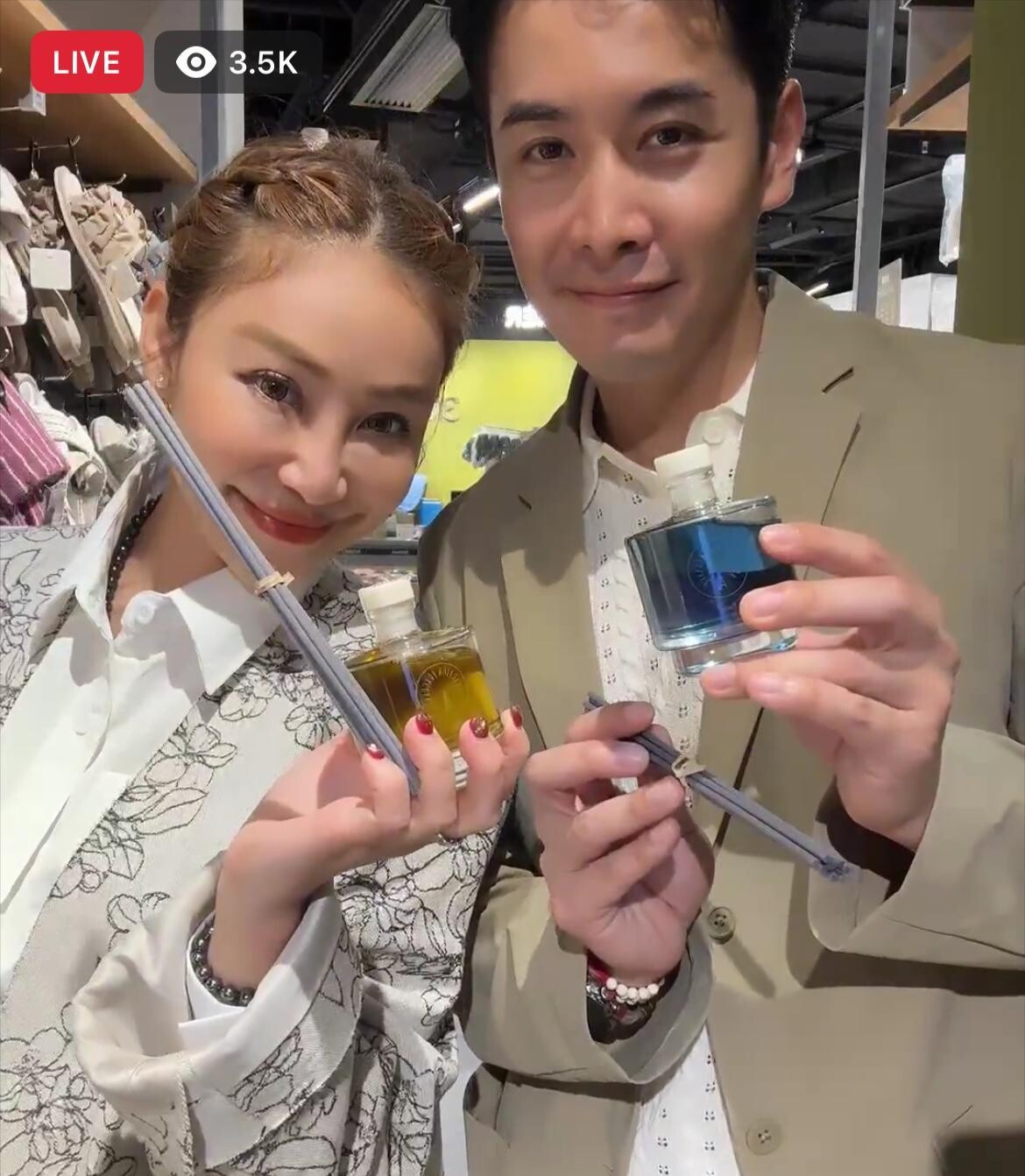 ViVi與Don落力主持直播3小時，由企到坐，全程無間斷為粉絲推介好物。